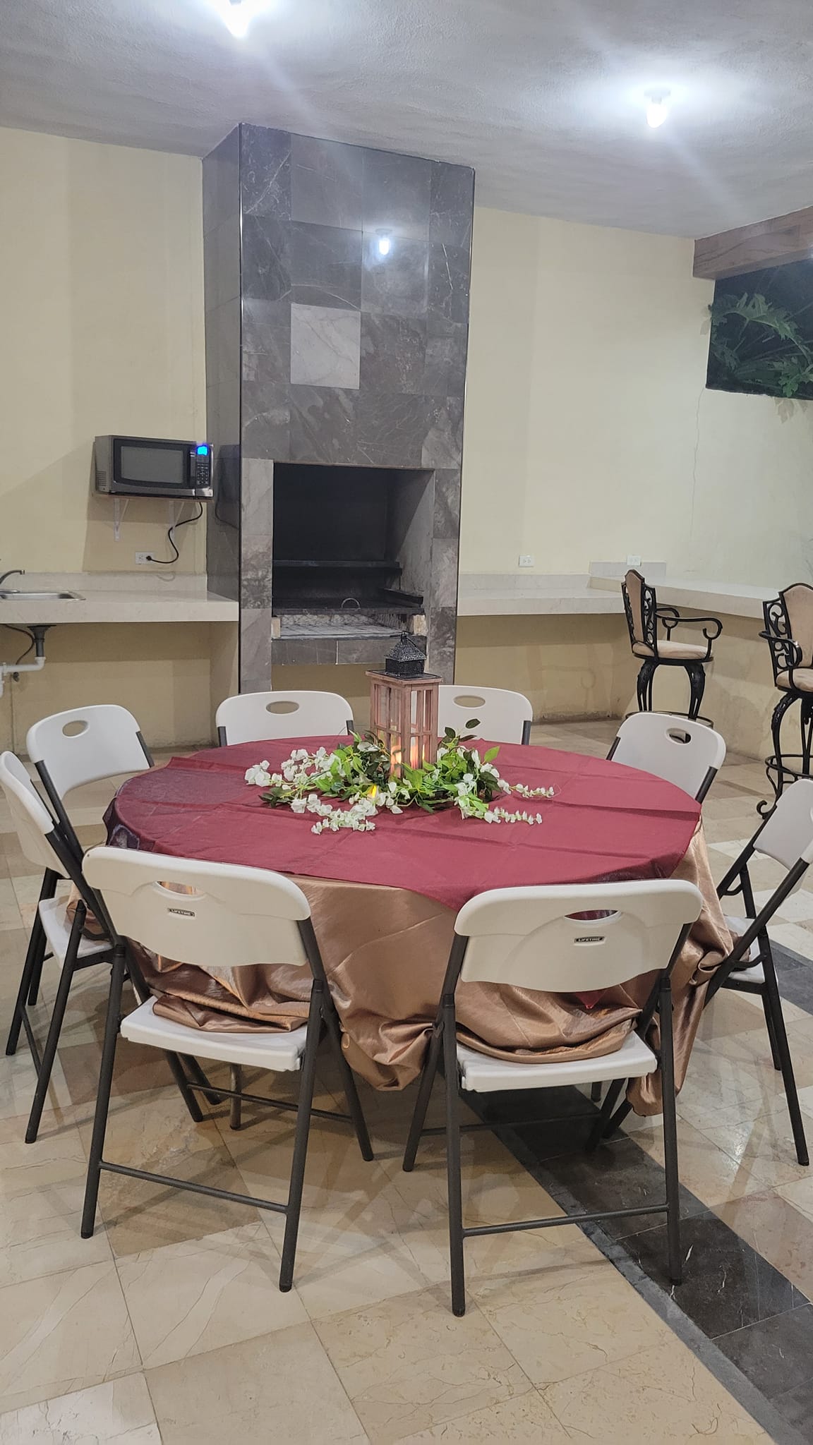 Área de mesas decorada